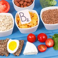 Produkty bogate w witaminę B2, zapobiegające jej niedoborowi: płatki owsiane, orzechy, brokuły, kasza gryczana, jajko, ser, pomidory, szpinak.