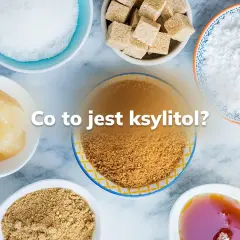 Różne rodzaje słodzików, w tym cukier puder, brązowy cukier i miód. Dowiedz się, co to jest ksylitol i jakie ma zastosowanie.