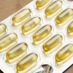 Blister opakowanie z kapsułkami. Wiele osób stosuje omega 3 na cholesterol, aby zadbać o zdrowie serca.