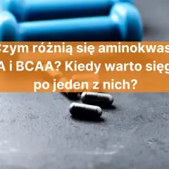 Niebieskie hantle i kapsułki na ciemnym tle. Tekst: "Czym różnią się aminokwasy EAA i BCAA? Kiedy warto sięgnąć po jeden z nich?".