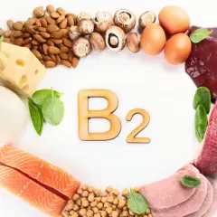 Ryboflawina (witamina B2) znajduje się w produktach takich jak: łosoś, mięso, wątróbka, jajka, mleko, ser, migdały, grzyby i ciecierzyca.
