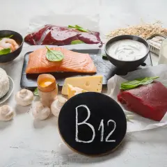Co jeść przy niedoborze witaminy B12? Na talerzu ryby, mięso, jajka, nabiał i wątróbka.