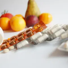 Owoce i warzywa obok leków, by zapobiec niedoborowi witaminy A.