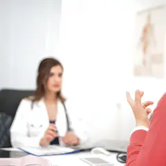 Lekarz omawia z pacjentem objawy menopauzy u mężczyzn.