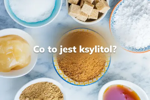Różne rodzaje słodzików, w tym cukier puder, brązowy cukier i miód. Dowiedz się, co to jest ksylitol i jakie ma zastosowanie.