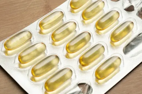 Blister opakowanie z kapsułkami. Wiele osób stosuje omega 3 na cholesterol, aby zadbać o zdrowie serca.