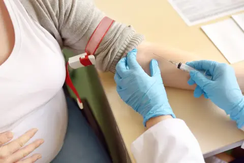 Pobieranie krwi u ciężarnej, aby sprawdzić, czy nie ma podwyższonych leukocytów w ciąży.