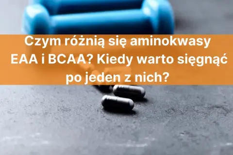 Niebieskie hantle i kapsułki na ciemnym tle. Tekst: "Czym różnią się aminokwasy EAA i BCAA? Kiedy warto sięgnąć po jeden z nich?".