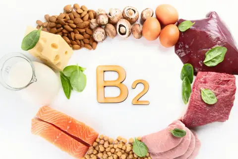 Ryboflawina (witamina B2) znajduje się w produktach takich jak: łosoś, mięso, wątróbka, jajka, mleko, ser, migdały, grzyby i ciecierzyca.