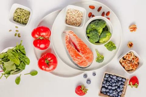 Łosoś, brokuły, jagody, orzechy i inne składniki tworzą zdrową dietę na stawy.