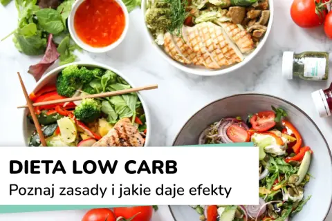 Kolorowe sałatki z kurczakiem i łososiem, idealne na dietę low carb. Zdrowe i pyszne posiłki.