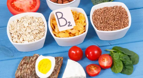 Produkty bogate w witaminę B2, zapobiegające jej niedoborowi: płatki owsiane, orzechy, brokuły, kasza gryczana, jajko, ser, pomidory, szpinak.