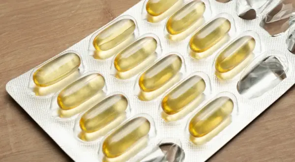Blister opakowanie z kapsułkami. Wiele osób stosuje omega 3 na cholesterol, aby zadbać o zdrowie serca.