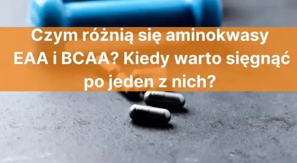 Niebieskie hantle i kapsułki na ciemnym tle. Tekst: "Czym różnią się aminokwasy EAA i BCAA? Kiedy warto sięgnąć po jeden z nich?".