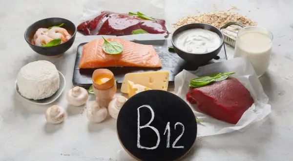 Co jeść przy niedoborze witaminy B12? Na talerzu ryby, mięso, jajka, nabiał i wątróbka.