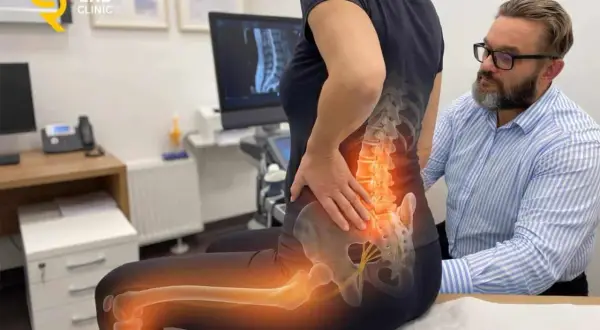 Pacjentka odczuwa silny ból kręgosłupa lędźwiowego, co pokazuje grafika. Lekarz bada jej plecy.