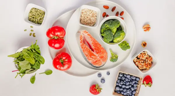 Łosoś, brokuły, jagody, orzechy i inne składniki tworzą zdrową dietę na stawy.