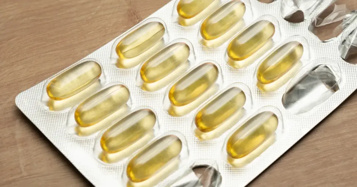Blister opakowanie z kapsułkami. Wiele osób stosuje omega 3 na cholesterol, aby zadbać o zdrowie serca.