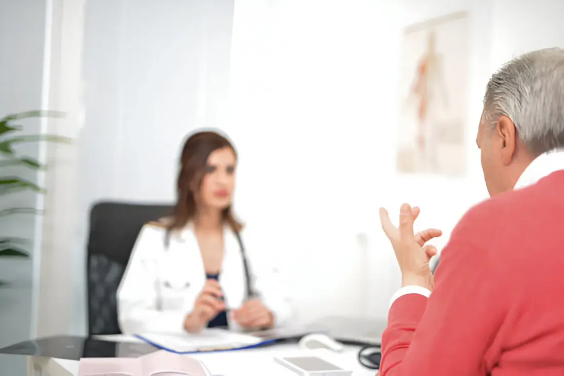 Lekarz omawia z pacjentem objawy menopauzy u mężczyzn.