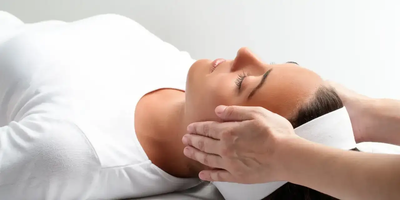 Reiki - czy pomaga na stres, ból i bezsenność?