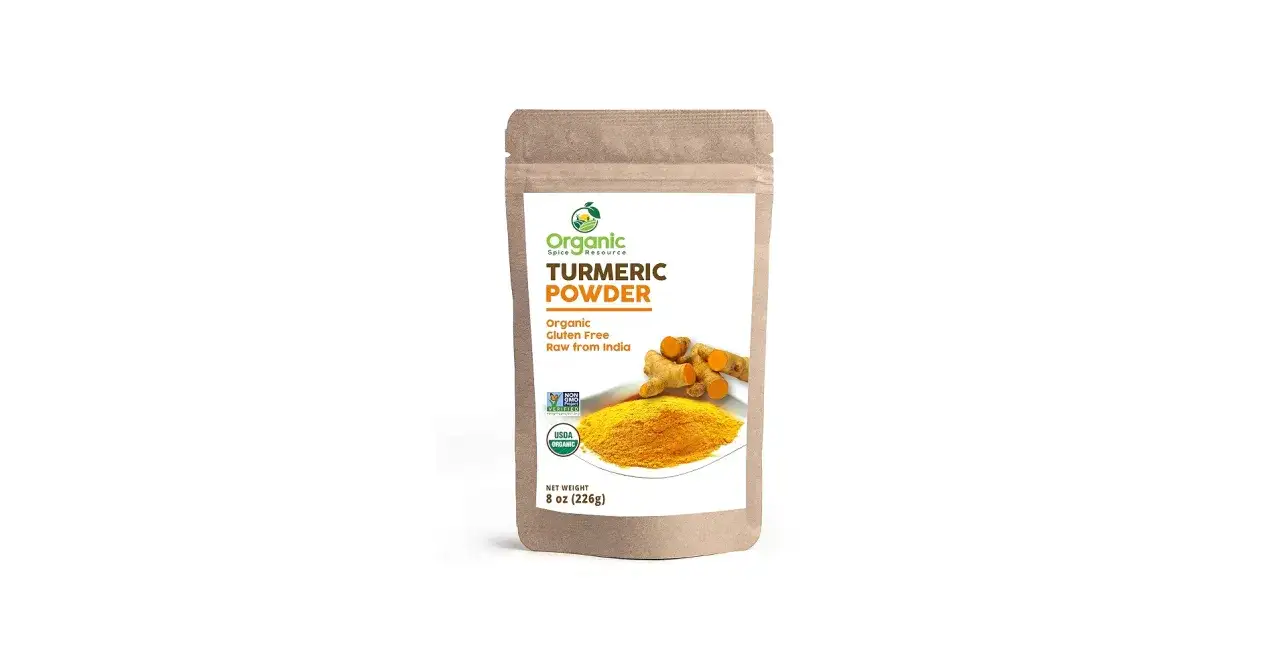 Opakowanie organicznego proszku z kurkumy (turmeric co to?) z Indii, z widocznymi korzeniami i złotym proszkiem.