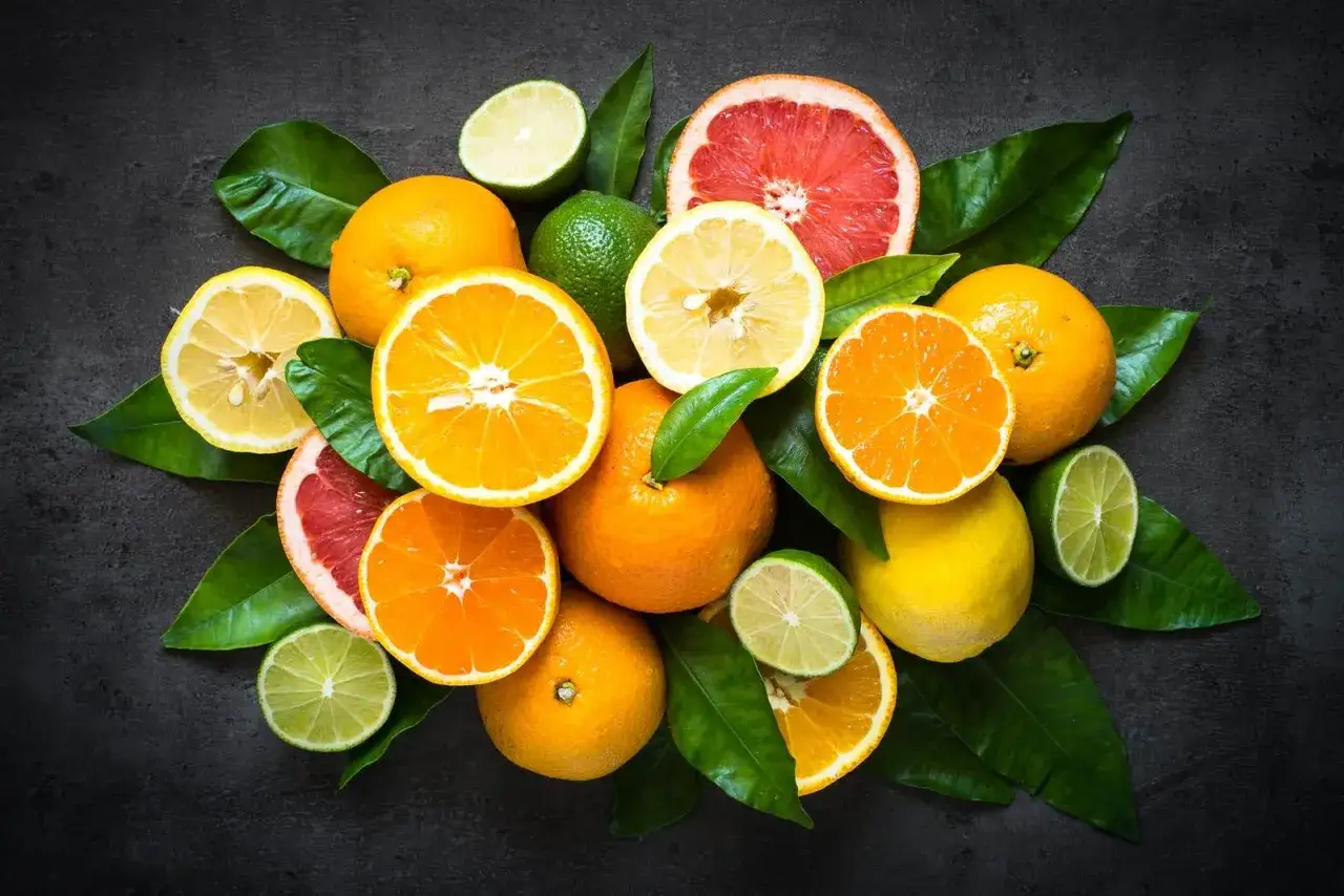 Kolaż cytrus&oacute;w: pomarańcze, grejpfruty, cytryny, limonki i liście. Czy to pr&oacute;ba uniknięcia przedawkowania witaminy C?