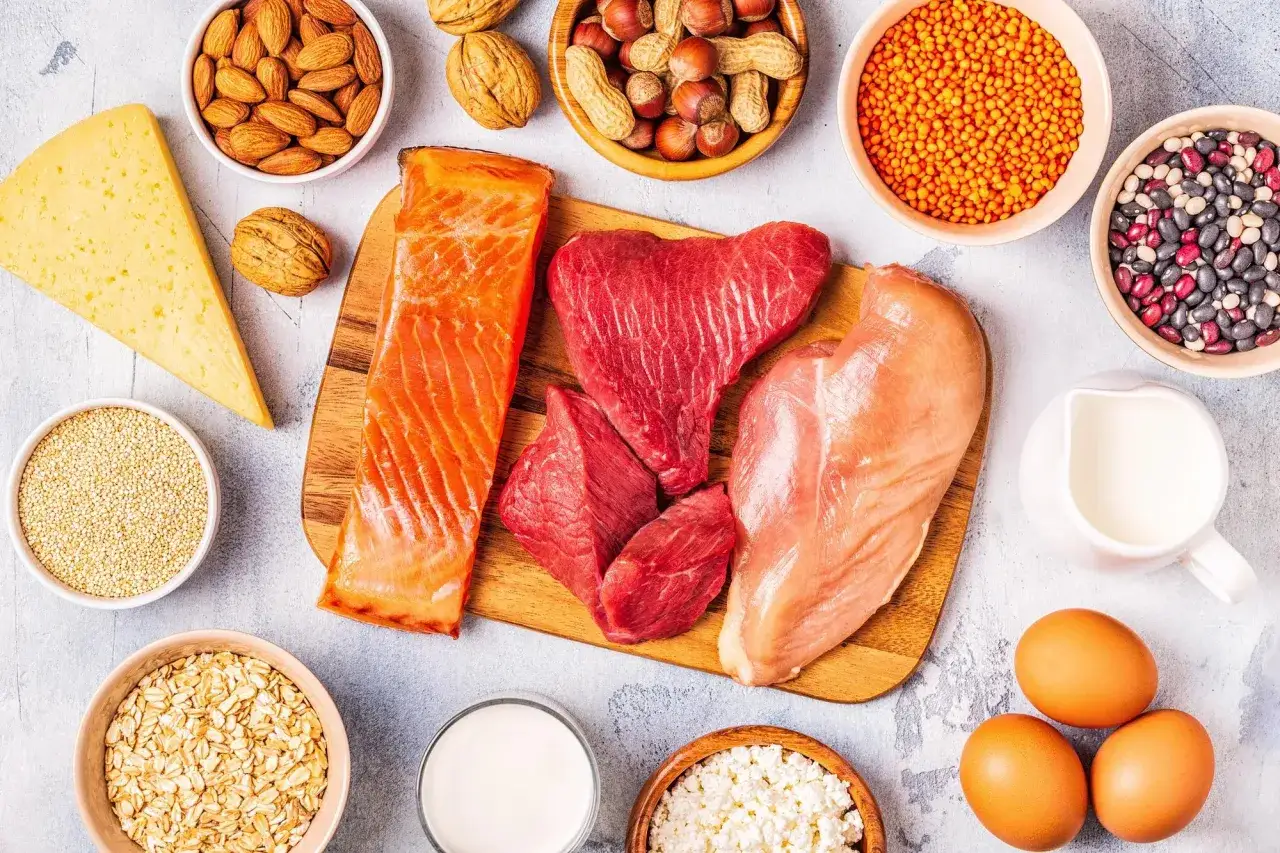 Różnorodne źródła protein: łosoś, wołowina, kurczak, jajka, nabiał, orzechy, nasiona, soczewica, fasola.