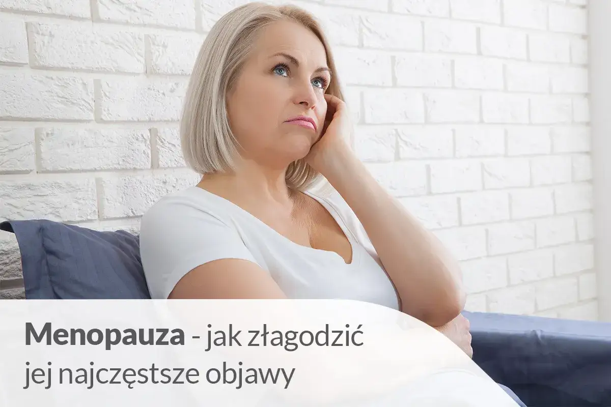 Kobieta w wieku 45 lat zamyślona, być może doświadczająca objawów menopauzy.