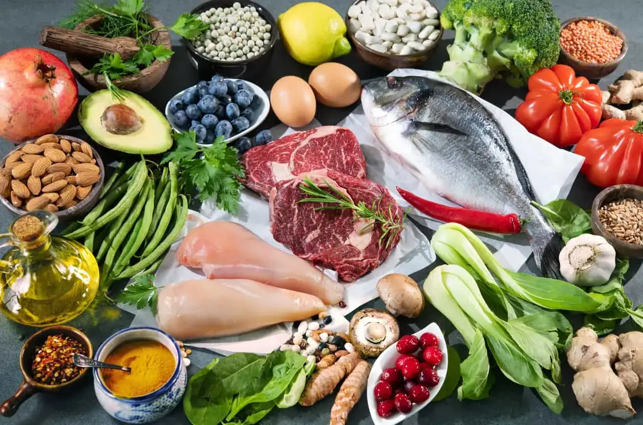 Mięso, ryba, jajka, awokado, jagody, orzechy i warzywa – idealne składniki na dietę low carb.