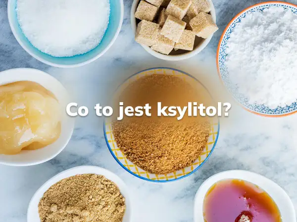 Różne rodzaje słodzików, w tym cukier puder, brązowy cukier i miód. Dowiedz się, co to jest ksylitol i jakie ma zastosowanie.