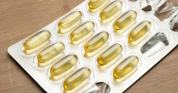 Blister opakowanie z kapsułkami. Wiele osób stosuje omega 3 na cholesterol, aby zadbać o zdrowie serca.