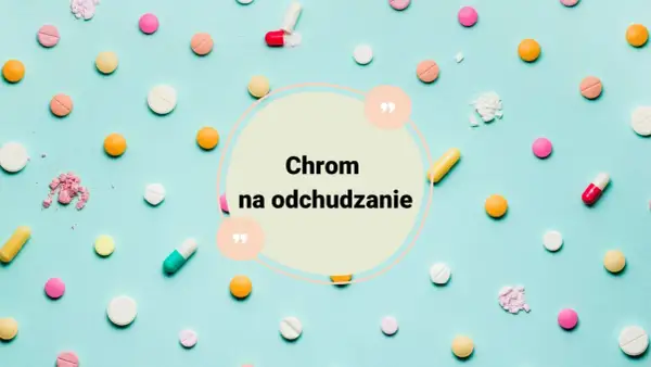 Kolorowe tabletki i kapsułki na niebieskim tle. W centrum napis: "Chrom na odchudzanie".