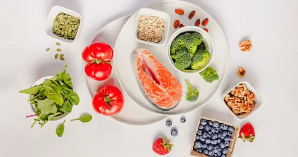 Łosoś, brokuły, jagody, orzechy i inne składniki tworzą zdrową dietę na stawy.